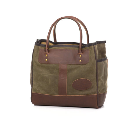 Several leather accents on the center of the bag and at the connection points of the handle.
