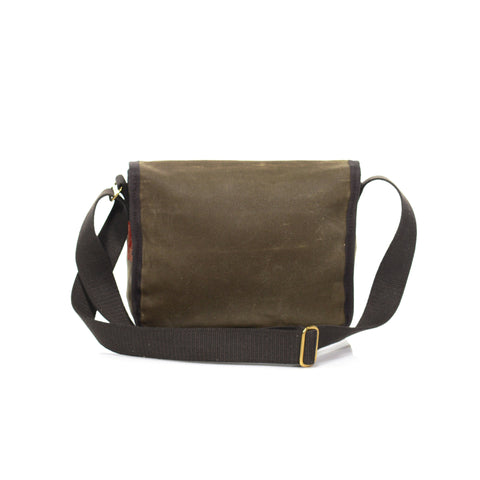 The strong webbed cotton shoulder strap secured by two hand sown webbed cotton attachment points makes traveling simple.