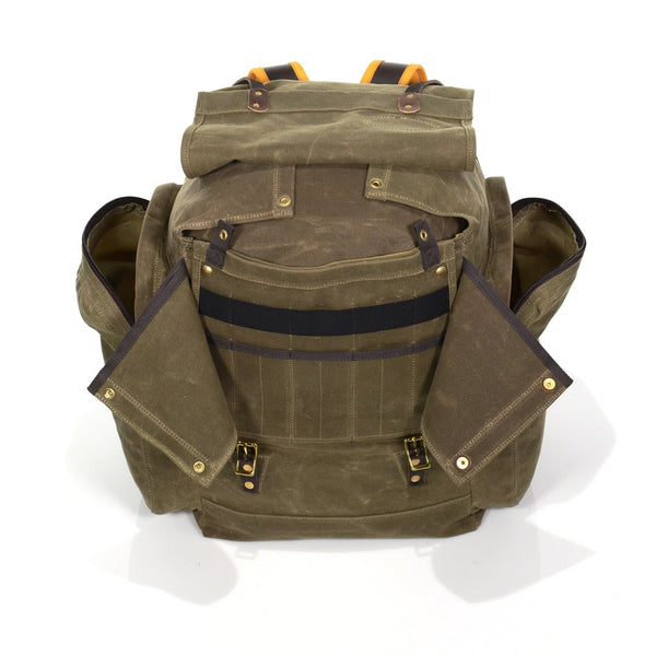 The removable utensil roll located on the front of the pack has two grommeted straps on the top so it can be hung up at the kitchen area of the campsite when cooking.